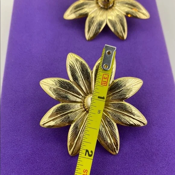 💛 Gold Tone Floral Clip On Earrings - Picture 4 of 4